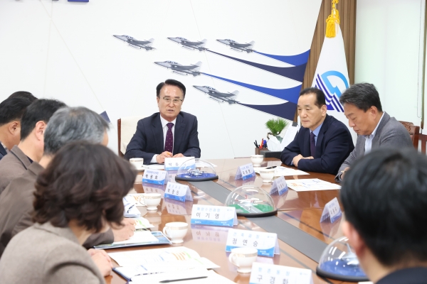사천시는 남일대리조트 투자사인 ㈜터루(회장 우희명)가 8일 오후 사천시청 6층 종합상황실에서 박동식 시장을 비롯한 간부공무원 등이 참석한 가운데 ‘남일대리조트 투자 진행·상황 보고회’를 열었다고 10일 밝혔다.