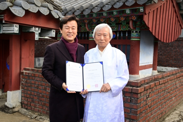 조규일 진주시장은 12일, 지난 2월 말 경남도 문화재 자료로 지정된 ‘진주 최대성 정려 현판’이 소재한 미천면 안간리 현장을 방문해 종중 관계자를 격려하고 문화재 지정서를 전달했다.