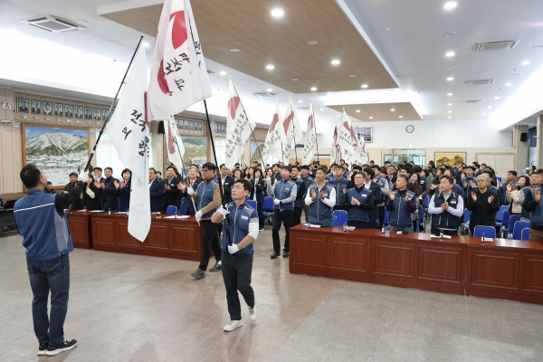 지난 8일 의령군청 4층 회의실에서 열린 제12기 전국공무원노동조합 의령군지부 출범식에 오태완 군수의 '동지' 발언에 큰 박수가 터졌다.