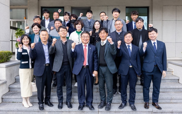 경상국립대학교(GNU·총장 권순기) 제13대 공무원직장협의회(회장 제길수 연구실안전관리센터 팀장)는 19일 오전 가좌캠퍼스 대학본관 1층 협의회 사무실에서 제13대 집행부 출범식을 개최하고 '우리가 함께 만들어가는 슬기로운 직장생활'이라는 슬로건을 제시했다.