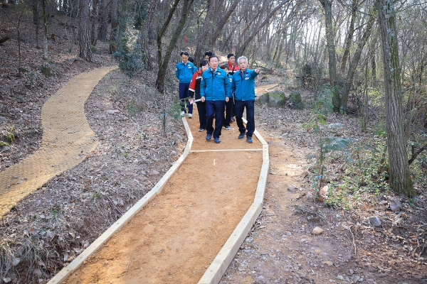 함안군은 함안면 괴산리 소재 성산산성에 군내 최초 ‘황톳길’ 조성을 완료하고 지난 21일 조근제 함안군수를 비롯한 군 관계자들이 현장을 방문했다고 밝혔다.