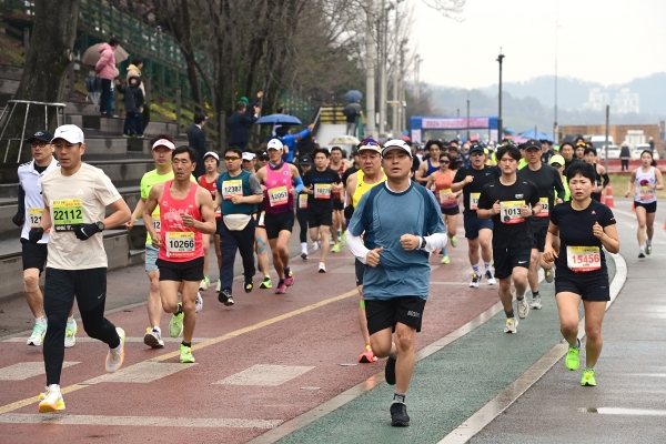 ‘2024 진주남강마라톤대회’가 24일 진주시 신안·평거 남강둔치 및 진양호 일원에서 전국의 마라토너 3000여 명이 참가한 가운데 성황리에 개최됐다.