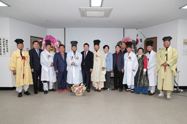 고성향교가 지난 24일 고성향교 충효교육관에서 ‘제26·27대 전교 및 유도회장 이·취임식’을 개최했다.