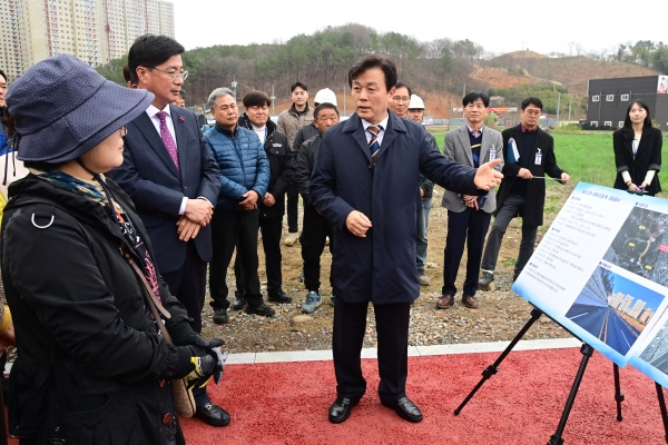 조규일 진주시장은 25일 ‘말티고개~장재 도로’ 개통 현장을 찾아 도로와 교통 안전시설 등을 점검하고 공사 관계자들을 격려했다.