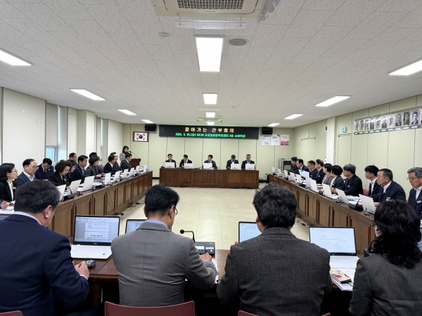 고성군(군수 이상근)은 25일 고성읍 행정복지센터에서 이상근 고성군수를 비롯한 간부 공무원 30여 명이 참석한 가운데 ‘찾아가는 간부회의’를 개최했다.