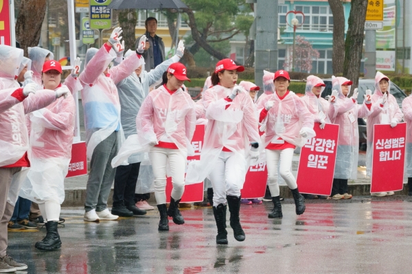 산청·함양·거창·합천 총선에 출마한 신성범 국민의힘 후보가 28일 공식선거운동 첫 일정으로 ‘동료시민과 함께하는 선거운동 챌린지’를 실시했다.