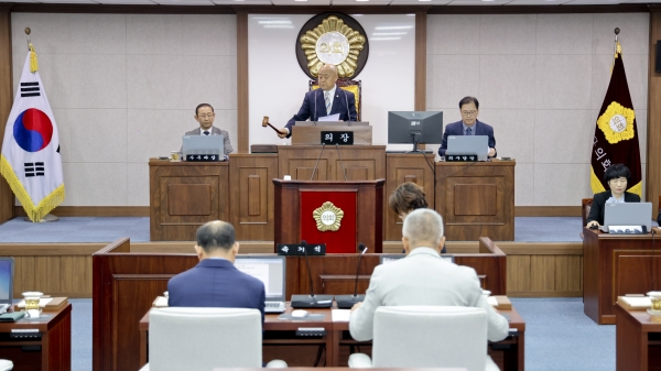 합천군의회(의장 조삼술)는 28일 제280회 임시회를 개회했다.