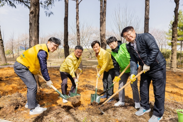 경상국립대학교(GNU·총장 권순기)는 지난 29일 가좌캠퍼스 예절교육관 부근에서 ‘2024년 식목일 기념, 탄소중립 실천을 위한 관학 공동 나무 심기 행사’를 개최했다.