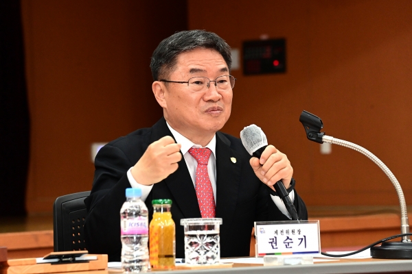 진주시와 (재)진주문화관광재단은 지난 29일 진주시청 시민홀에서 ‘제23회 진주논개제’ 제전위원회를 개최하고 권순기 경상국립대 총장을 제전위원장으로 위촉했다.