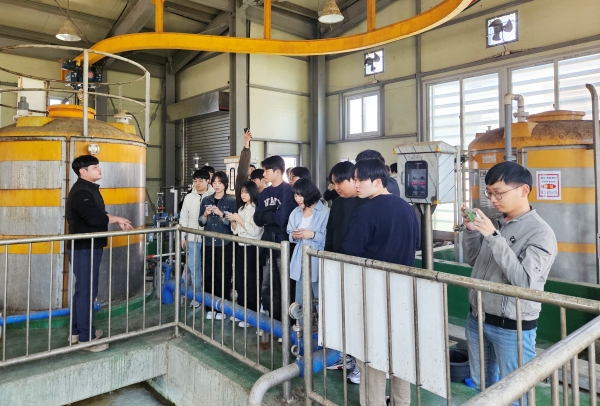경상국립대학교 환경공학과 교수와 학생 등 30여 명이 1일 함양 공공하수처리장을 견학하고 하수처리에 대한 정보와 의견을 교환하였다.