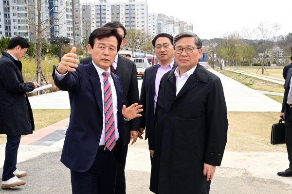 조규일 진주시장은 2일 진주를 방문한 전병극 문화체육관광부 제1차관과 철도문화공원과 차량정비고, 국립진주박물관 이전 건립예정지를 둘러보며 진주시의 문화예술사업 현안을 건의했다.