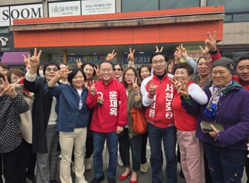 윤재옥 국민의힘 원내대표가 2일 사천시를 방문하여 서천호 후보의 지지를 호소했다.
