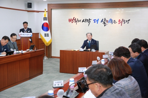 오태완 의령군수가 2일 간부회의에서 의령군의회에 '4·26추모공원' 건립 관련 등 추경 원안 통과를 요청했다.