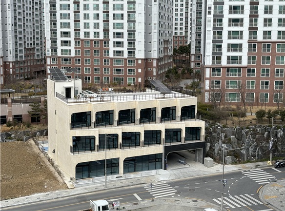 경남개발공사(사장 김권수)는 도내 청년의 주거비 부담을 완화하고 주거안정을 위한 ‘경남 맞춤형 청년주택’을 진주혁신도시 내에 준공하고, 시세의 50% 수준으로 청년들에게 공급한다고 밝혔다.
