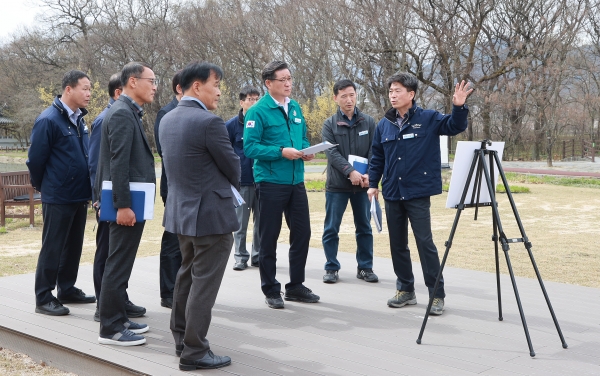 진병영 함양군수는 2일 상림경관단지 조성사업과 수출 딸기 공동선별장 현장을 찾아 진행 상황을 확인하고 고충사항을 청취하였다.
