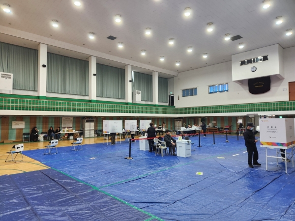 진주시 신안동 학생체육관에 마련된 사전투표소에서 시민들이 사전 투표를 진행하고 있다. (사진=김시원 기자)