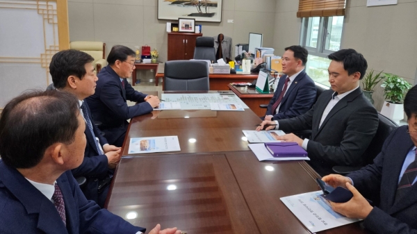 김윤철 합천군수는 8일 세종시 정부종합청사를 찾아 기획재정부, 국토교통부, 문화체육관광부 등을 차례로 방문하며 정부예산 확보를 위한 적극적인 행보에 나섰다.