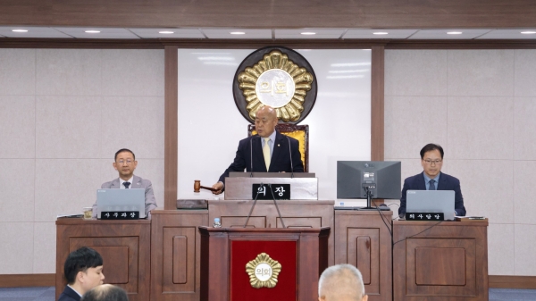 합천군의회(의장 조삼술)는 9일 제280회 합천군의회 임시회 제2차 본회의를 개회해 3월 28일부터 4월 9일까지 13일간의 회기를 종료했다.