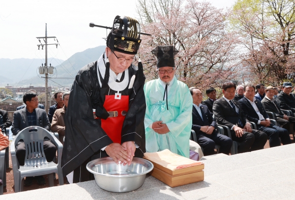 함양군은 12일 오전 11시 안의면 항일독립지사 사적공원에서 구한말 함양출신 항일의병장인 노응규(1861~1907) 의병대장의 순국 제117주기를 맞아 추모 제향을 봉행했다고 밝혔다.