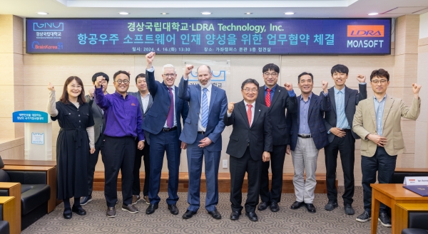 경상국립대학교(GNU·총장 권순기)는 16일 오후 가좌캠퍼스 대학본관 접견실에서 영국 엘디알에이(LDRA)사의 이안 헤넬(Ian Hennell) 회장과 ‘항공우주 소프트웨어 분야 전문인력양성’을 위한 업무협약(MOU)을 체결했다.