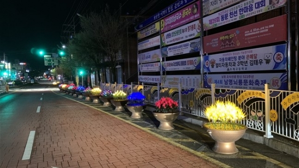 합천군(군수 김윤철)은 안전한 도로 환경 및 경관 조성을 위해 합천읍 내 군청 회전교차로부터 합천초등학교 정문 구간에 화분을 활용해 LED꽃조명을 설치했다고 18일 밝혔다.