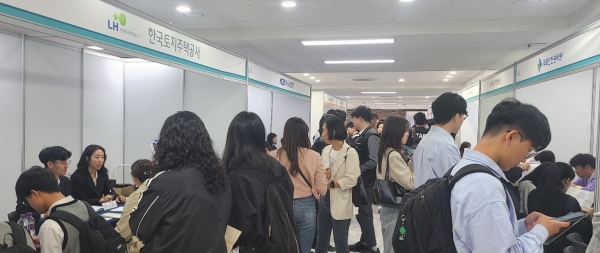 경상남도(도지사 박완수)는 18일 경상국립대학교 GNU컨벤션센터에서 지역 고교생과 대학생, 공공기관 취업준비생을 대상으로 경남·울산혁신도시 이전공공기관 지역인재 합동채용설명회를 개최했다.