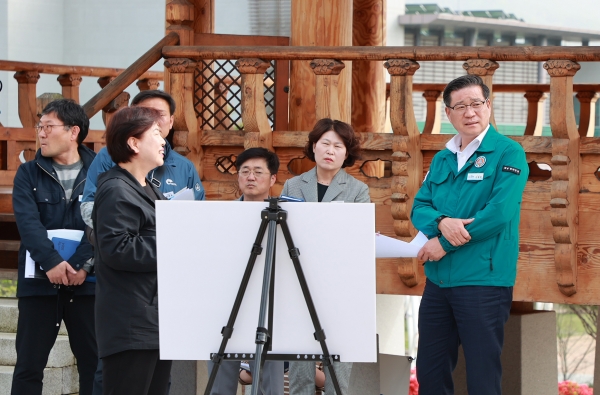 진병영 함양군수는 18일 오후 상림공원 내 주요 사업장을 둘러보고, 주변 환경과 연계한 종합적인 관광 활성화 방안을 논의했다.