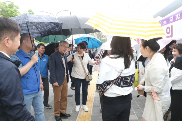 경상남도교육청(교육감 박종훈)은 20일 창원대학교 체육관·청운지에서 경상남도교육청공무원노동조합(이하 경남교육노조)과 함께 상생·화합의 장인 ‘제9회 지방공무원 한마당 축제’를 개최했다.