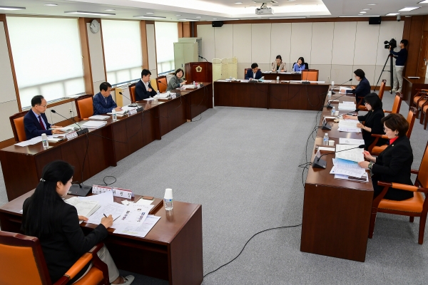 경상남도의회 입법평가위원회(위원장 전현숙 도의원)는 23일 경상남도 및 도 교육청 조례에 대한 입법평가 보고서를 심의·조정 하였다.