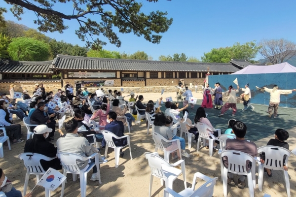 하동군이 싱그러운 향기가 가득한 봄을 맞아 평사리 최참판댁과 화개장터에서 가족과 함께 흥과 신명을 느낄 수 있는 주말 상설 공연을 성황리에 운영 중이다.