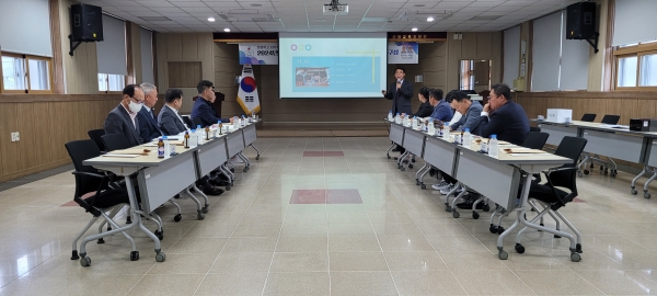 산청교육지원청(교육장 김덕현)은 4월 24일, 관내 유, 초·중·고등학교 학교 운영위원장을 대상으로 청렴연수와 산청지역협의회를 개최하였다.