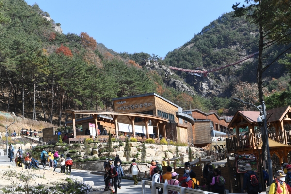 거창군 지난 19일 한국관광공사에서 선정하는 우수 웰니스 관광지로 ‘거창항노화힐링랜드’와 ‘하늘호수’가 2회 연속 지정됐다고 25일 밝혔다.