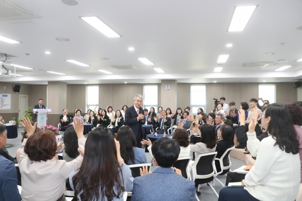 진주교육지원청(교육장 이외숙)은 25일 박종훈 경상남도교육감과 함께 교육공동체 75명 대상으로 ‘무엇이 학교를 바꾸는가?’라는 주제로 '진주교육 업무협의회'를 개최하였다.