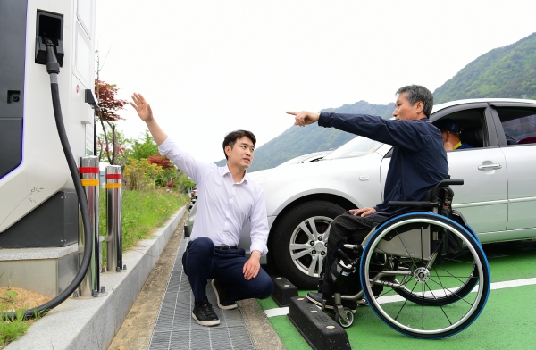 정재욱 경남도의원(진주 1, 국민의힘)은 최근 전기차 충전소가 비장애인들 기준으로 설치되어 장애인들이 사실상 이를 이용할 없음을 지적했다.