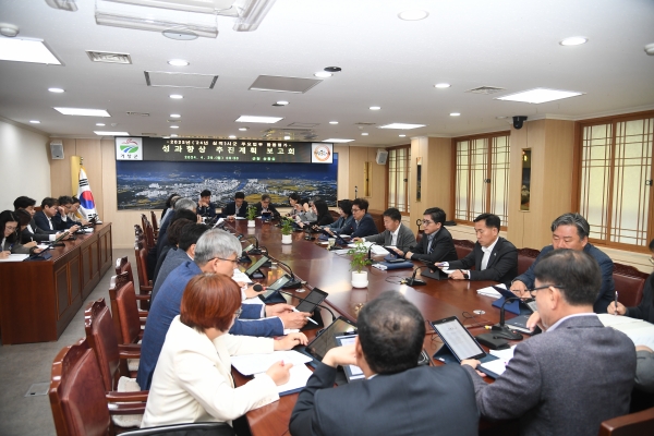 거창군은 지난 29일 군청 상황실에서 이병철 부군수 주재로 간부공무원 20여 명이 참석한 가운데 2025년(2024년 실적) 시군 주요업무 합동평가 성과향상 보고회를 개최했다.