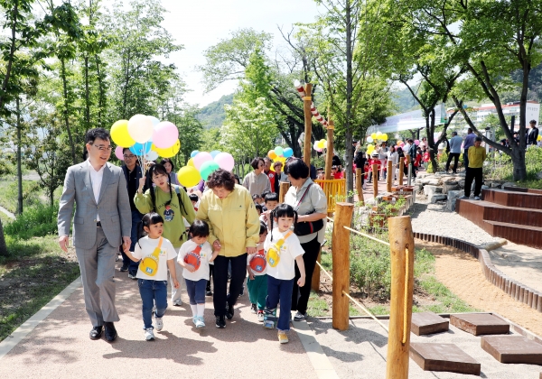 구) 하동역 플랫폼 부지가 하동어린이정원으로 재탄생했다.