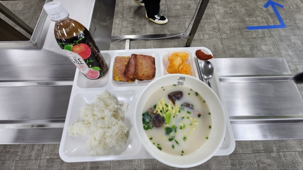 진주시는 대학생들에게 1000원에 아침밥을 제공하는 ‘천원의 아침밥’ 사업을 추진하고 있는가운데, 시에서는 국비·도비 포함 식사료의 80%에 해당되는 4000원을 지원해 학생들은 1000원의 저렴한 가격으로 식사를 할 수 있다.