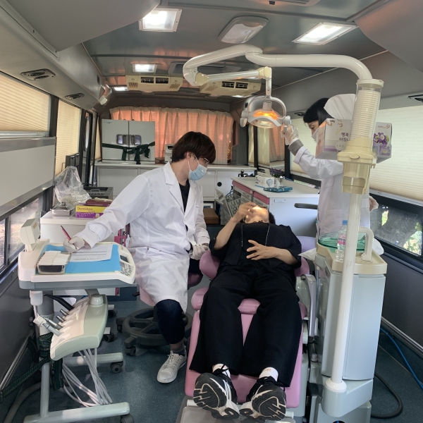 사천시보건소(소장 정희숙)는 취약계층 및 취약지역 주민들을 대상으로 구강건강 향상을 위해 지난 2일부터 ‘찾아가는 구강보건 이동진료차량' 운영을 시작했다.