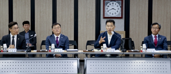 합천군(군수 김윤철)은 2일 군청 대회의실에서 신성범 국회의원 당선인을 초청해 정책간담회를 개최했다.