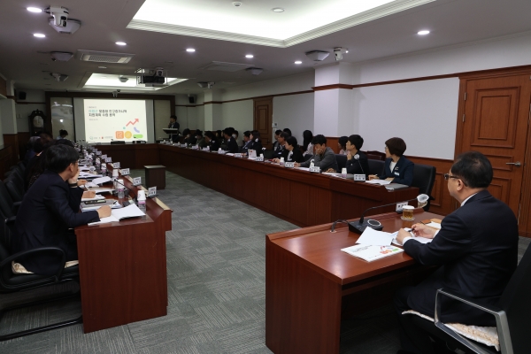 의령군(군수 오태완)이 정주인구 확보와 생활인구 확대를 동시에 공략하는 '투트랙 전략'을 내세워 지역소멸위기에 대응하겠다고 2일 밝혔다.