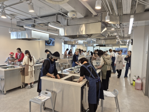 남해군과 한식진흥원이 청정바다에서 생산되는 남해군 수산물을 홍보하기 위하여 ‘멸치쌈밥 쿠킹 클래스’를 운영한다.