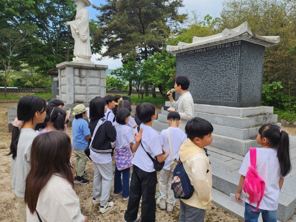 산청교육지원청(교육장 김덕현)은 7일부터 17일까지 관내 초등 13개교 3학년 학생 130 여명을 대상으로 ‘2024. 우리 고장 산청 한 바퀴’ 역사·문화 체험학습을 실시한다.