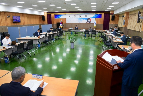 경상남도의회의 선임을 받은 정수만(교육, 거제1), 최영호(문화복지, 양산3), 박남용(문화복지, 창원7) 의원을 비롯한 10명의 결산검사위원들이 경남도교육청을 대상으로 7일부터 14일까지 ‘2023회계연도 결산검사’를 실시한다.