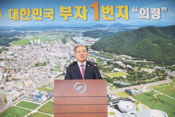오태완 의령군수가 7일 오전 군청 대회의실에서 개최된 5월 정례조회에서 직원들에게 '자부심, 자존심, 자신감' 앞 글자인 자(自)를 따서 42년 만에 열린 '4·26 위령제'의 의미를 알리고 앞으로 구상을 밝혔다.