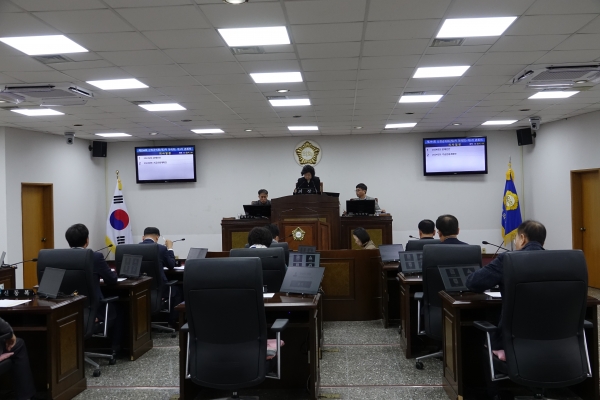 산청군의회(의장 정명순)는 8일부터 17일까지 10일간의 일정으로 제297회 임시회를 개회한다.