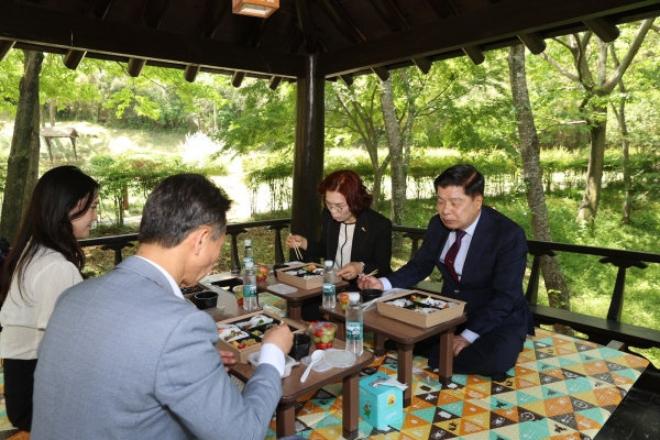 고성군(군수 이상근)은 지난 10일 군 대표 힐링(healing) 꽃 명소인 남산공원에서 ‘고성군수와의 도시락데이(Day)’의 첫 나들이를 시작했다.