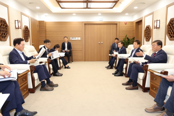 김윤철 합천군수는 14일 지역 현안사업 추진을 위한 도비 예산 확보를 위해 경남도청을 방문해 박완수 도지사를 만나 주요 사업들에 대한 적극적인 지원을 건의했다.