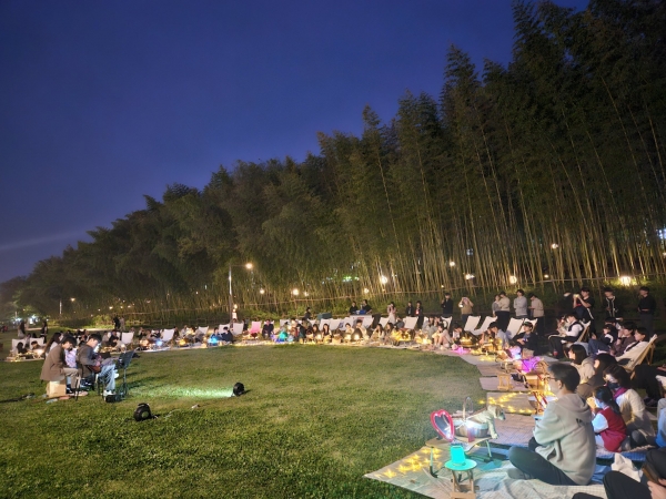 진주시는 5월부터 오는 9월까지 매주 토요일 밤 버스킹 공연과 함께하는 리버나이트 진주 ‘남강 별밤 피크닉’행사를 운영한다.