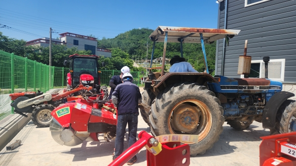 의령군 농업기계임대사업소는 본격적인 봄철 농번기를 맞아 농업인들의 영농 편의를 위해 5월 18일부터 7월 7일까지 비상근무에 돌입한다.