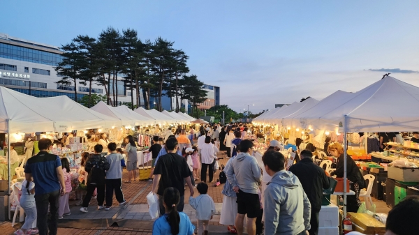 진주시는 지난 17일 진주종합경기장 야외공연장 일원에서 올해 첫 ‘달빛영화제&나이트마켓’을 시민들의 큰 호응 속에 성공적으로 마무리했다.